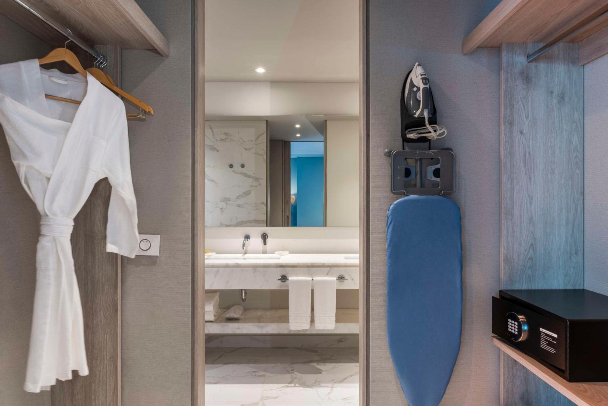 Habitación Deluxe con cama extragrande, sofá cama y balcón - Vistas a la ciudad